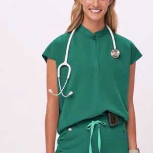 Figs Rafaela hunter green Top Size Medium with front pockets